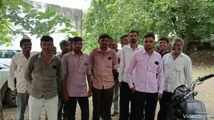 સિહોર: શિહોર તાલુકાના જાંબાળા ગામના ગ્રામજનો પહોંચ્યા ટીડીઓને રજૂઆત કરવા. રસ્તો ગંદકી મામલે 
#jansamsaya