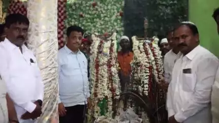 ಸಿಂದಗಿ: ಪಟ್ಟಣದಲ್ಲಿ ಮೊಹರಂ ದೇವರುಗಳಿಗೆ ಭೇಟಿ ನೀಡಿ ವಿಶೇಷ ಪೂಜೆ ಸಲ್ಲಿಸಿದ ಶಾಸಕ ಅಶೋಕ ಮನಗೂಳಿ