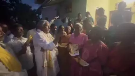 ఎమ్మెల్యే జ్యోతుల నెహ్రూను ప్రశ్నించిన మల్లేపల్లి గ్రామస్తులు