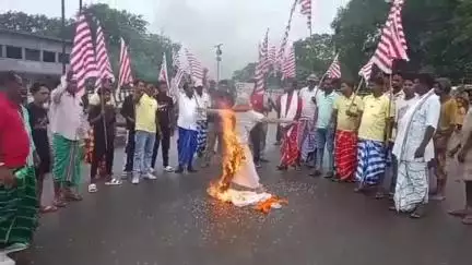 आदित्यपुर गम्हरिया: आदिवासी सांवता सुसार आखाड़ा के लोगों ने पिंड्राबेड़ा मोड़ पर मुख्यमंत्री हेमंत सोरेन का पुतला फूंका