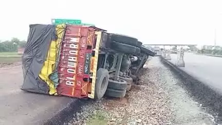 दुर्गावती: डीड़खिली के पास NH-19 पर अनियंत्रित होकर पलटा ट्रक, चालक और खलासी बाल-बाल बचे
