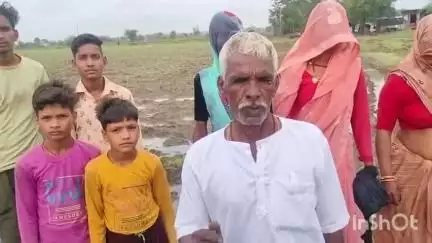 कोलारस: रमतला में कीचड़ भरे रास्ते से निकलने को मजबूर ग्रामीण, प्रशासन से लगाई गुहार
