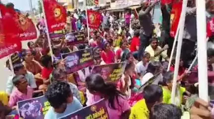 ஆலங்குளம்: மனமகிழ் மன்றம் திறப்பதற்கு எதிர்ப்பு தெரிவித்து சாலை மறியல் போராட்டம்