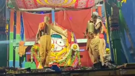 ପାରଳାଖେମୁଣ୍ଡି: ଟାଉନ୍ ହଲ୍ ଠାରେ ରଥରେ ତିନି ଠାକୁରଙ୍କ ସୁନା ବେଶ ଦର୍ଶନ