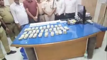 गोंडा: गोरखपुर गोमती नगर इंटरसिटी एक्सप्रेस ट्रेन के एक कोच में बैगनी चादर में लिपटा मिला ₹20 लाख