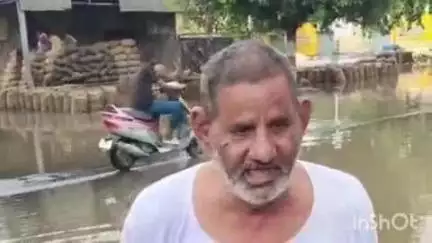 कोल: धनीपुर में बारिश के कारण मंडी में रखा अनाज पानी में डूबा, खुले आसमान के नीचे भीगने से हुआ खराब