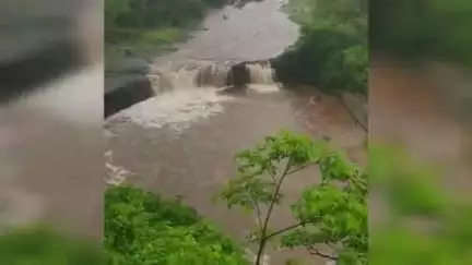 ઉમરપાડા: દિવતણ ગામે આવેલ દેવઘાટ ધોધમાં ભારે પાણીની આવક થઈ.
