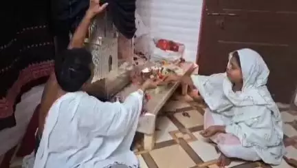 बहराइच: बहराइच शहर के वज़ीरबाग निवासी लड्डन किन्नर ने माँ की परंपरा निभाते हुए रखी 10 किलो की चांदी की ताज़िया
