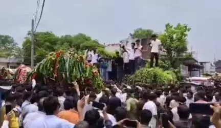 हुसैनाबाद: हुसैनाबाद में मुहर्रम की दसवीं पर परंपरागत हथियारों का प्रदर्शन, 'या हसन, या हुसैन, या अली' के नारे लगे