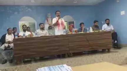 दंतेवाड़ा: गीदम जनपद कार्यालय में विधायक ने हितग्राहियों को मुख्यमंत्री आर्थिक स्वेच्छा अनुदान सहायता राशि प्रदान की