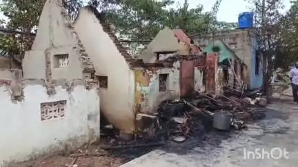 సర్వేపల్లి: నెల్లూరులో భారీ అగ్ని ప్రమాదం, ఒకేసారి రెండు పూరిల్లు దగ్ధం, తప్పిన పెను ప్రమాదం