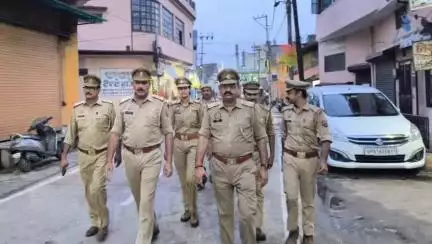 गभाना: गभाना में अपराध नियंत्रण के लिए अलीगढ़ पुलिस का अभियान, पैदल गश्त और वाहनों की जांच की गई