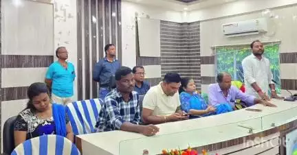 ধনিয়াখালি: ধনিয়াখালীর খেজুরদহ মেলকী অঞ্চল তৃণমূল কংগ্রেসের উদ্যোগে খেজুরদহ মেলকি এলাকার একটি ভবনে সাংগঠনিক বৈঠক করল তৃণমূল