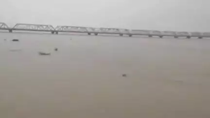 करनैलगंज: घाघरा नदी का जलस्तर लगातार बढ़ रहा है, खतरे के निशान से 30 सेमी नीचे बह रही है