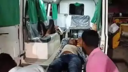 सीतापुर: हरदोई चुंगी के पास सड़क पर तेज रफ्तार दो बाइकों में जोरदार टक्कर, दो लोग गंभीर रूप से घायल