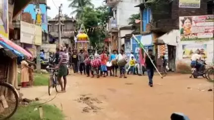 গোপীবল্লভপুর ২: রীতি মেনে গোপীবল্লভপুর ২ নম্বর ব্লকের জাহানপুর ও মহাপাল গ্রামে হলে মহরমের শোভাযাত্রা ও প্রদর্শন করা হল লাঠি খেলা