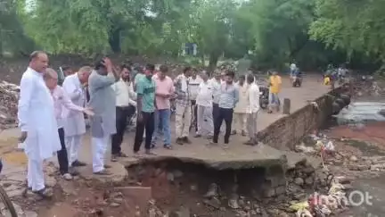 गुना नगर: वार्ड क्रमांक 7 की पुलिया हुई क्षतिग्रस्त, कांग्रेस पार्षदों ने किया निरीक्षण, नगर पालिका पर लगाए आरोप #jansamasya