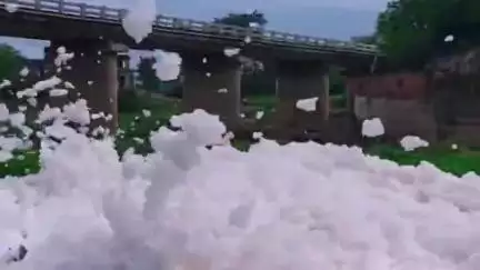 मुंगेली: मुंगेली जिला मुख्यालय में आगर नदी पर बना खर्राघाट स्टॉपडेम इन दिनों सोशल मीडिया पर सुर्खियों में है, यहां नदी में झाग