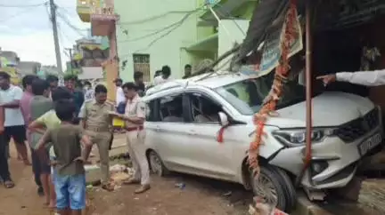 ଭଞ୍ଜନଗର: ଲଣ୍ଡେଇ ସାହି ରାସ୍ତାରେ ଦୋକାନ ଭିତରକୁ ପଶିଗଲା କାର, ଜଣେ ଗୁରୁତର