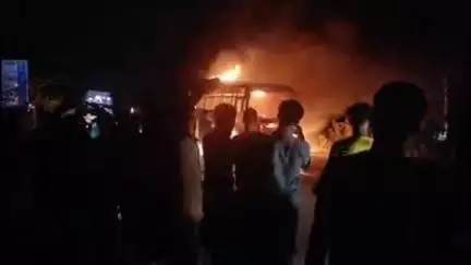 पातेपुर: बलिगांव में ताजिया जुलूस में शामिल दो युवकों को बस ने कुचला, लोगों ने बस में लगाई आग