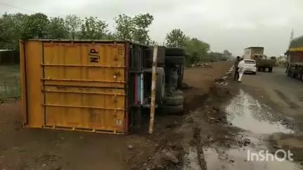 मालथोन: मालथौन हाईवे रोड पर मोठी ग्राम के पास तेज रफ्तार ट्रक पलटने से चालक घायल