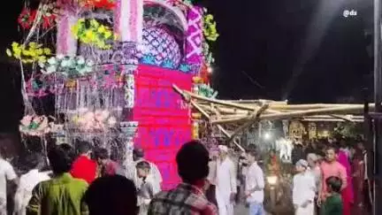 करेरा: नगर करैरा में मोहर्रम ताजिया जुलूस में सांप्रदायिक सौहार्द की मिसाल, हिंदू व मुस्लिम समाज शामिल
