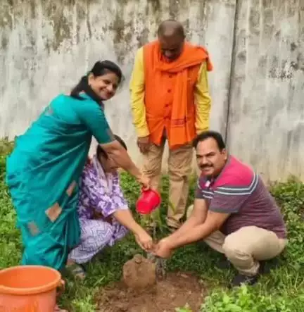 दंतेवाड़ा: चितालंका स्थित भाजपा कार्यालय में 'माँ' के नाम पर भाजपाइयों ने किया वृक्षारोपण