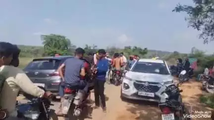 मिर्ज़ापुर: देहात कोतवाली के खड़ंजा फाल के रास्ते पर बैरियर लगाकर हो रही अवैध वसूली, रेंजर ने कहा- टेंडर का पैसा जमा नहीं किया