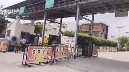 रुद्रपुर: रुद्रपुर के ओमेक्स सोसायटी के सिक्योरिटी गार्ड ने कार चालक पर लगाया मारपीट का आरोप, कार्रवाई की की मांग