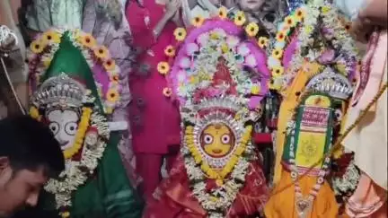 ବଲାଙ୍ଗୀର: ଧୂମଧାମରେ ପାଳିତ ହେଲା ସୁନା ବେଶ
ସମଲେଇ ମନ୍ଦିର ଛକ, କଳା ମଣ୍ଡଳ ପଡିଆ, ବିକ୍ରମ ଛକ ଓ ଅନ୍ୟାନ୍ୟ ସ୍ଥାନରେ ଲାଗିଲା ଭକ୍ତର ଭିଡ଼