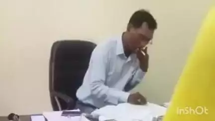 चाईबासा: कार्यालय में सिगरेट पीने वाले जनसेवक को उपायुक्त ने किया निलंबित