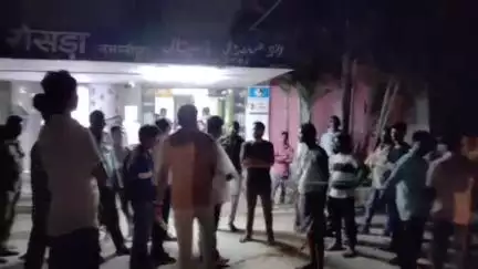 रोसड़ा: चोरवा पोखर के पास बाइक सवार तीन युवक सड़क किनारे खड़ी हाईवा से टकराकर घायल