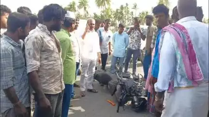 పలమనేరు: దేవదొడ్డి గ్రామం వద్ద ద్విచక్ర వాహనాన్ని ఢీకొన్న లారీ, వ్యక్తికి తీవ్ర గాయాలు, ఆసుపత్రికి తరలింపు