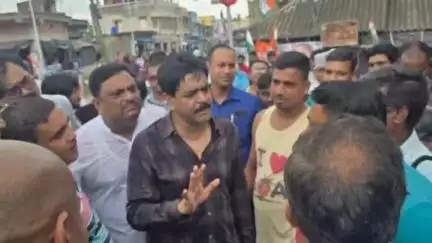 ভাঙড় ১: আবাসের ঘরের কাঠমানি নিয়েছে কিনা নেতৃত্বরা জনসংযোগে প্রত্যেক কে ধরে ধরে জিজ্ঞাসা শওকত মোল্লার