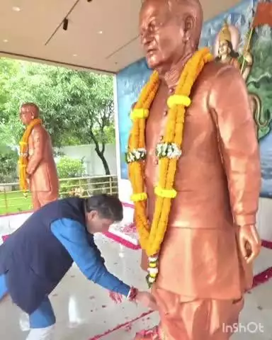 बास्तानार: कुशाभाऊ ठाकरे परिसर के स्मृति मंदिर में जगदलपुर विधायक किरण देव ने डॉ. श्यामा प्रसाद मुखर्जी की जन्म जयंती पर किया नमन