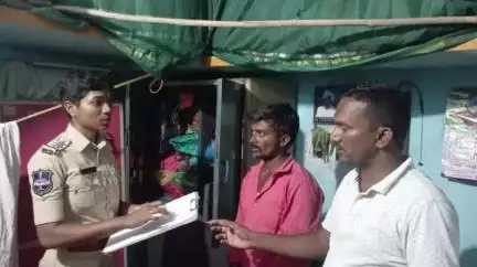 నిజామాబాద్ రూరల్: నర్సింగ్ పల్లి గ్రామంలో తాళం వేసిన రెండు ఇళ్లల్లో దొంగలు చేతివటం