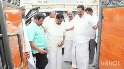 வாலாஜா: மேல்விஷாரத்தில் மறைந்த முகமது ஹாஷிமின் குடும்பத்தினரை நேரில் சந்தித்து அமைச்சர் துரைமுருகன் ஆறுதல் தெரிவித்தார்