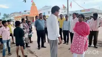 कुरूद: कलेक्टर के निर्देश पर राजस्व अमले ने करेली छोटी का किया निरीक्षण, गांव में रोजगारमूलक योजनाओं को मिलेगी गति