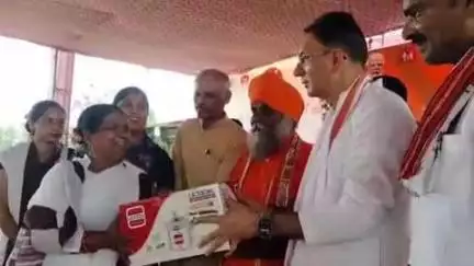 बीसलपुर: बरखेड़ा विधानसभा क्षेत्र में आशा बहू के सम्मान समारोह में पहुंचे जितिन प्रसाद, बाटे कुकर