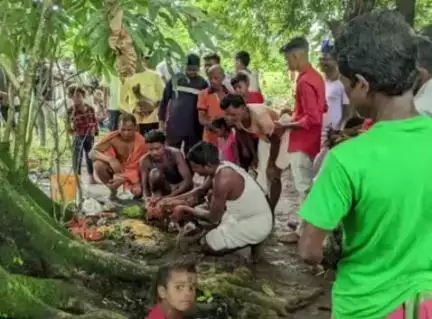 पटमदा: सुख, समृद्धि व खुशहाली के लिए तीन गांवों के लोगों ने की आषाढ़ी पूजा