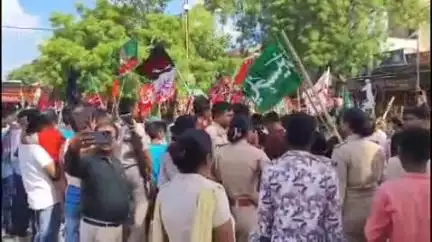 गोपालगंज: थावे में मुहर्रम का जुलूस निकला, युवकों ने दिखाया शौर्य प्रदर्शन, ताजिया बना आकर्षण का केंद्र, पुलिस रही अलर्ट