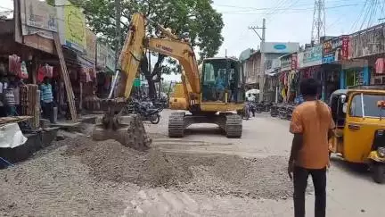 పెద్దపల్లి: డ్రైనేజీ పక్కన గుంతలు పూడ్చే కార్యక్రమం చేపట్టిన కాంట్రాక్ట్ నిర్వాహకులు