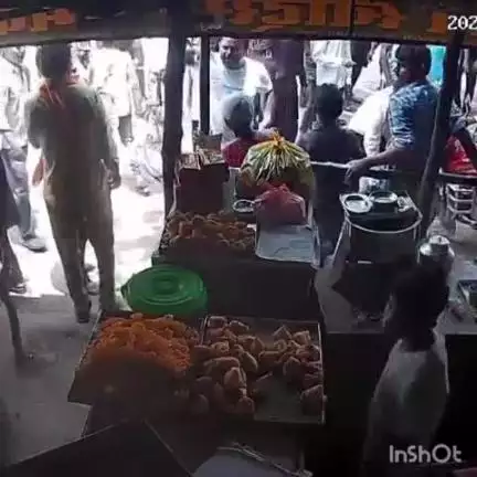ऊंचाहार: मतीनगंज बाजार में दबंगों ने होटल में तोड़फोड़ करते हुए फेंका सामान, घटना का वीडियो आया सामने