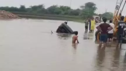 बूंदी: नमाना थाना क्षेत्र के श्यामू गांव में पुलिया पार करते समय तेज बहाव में बही कार, पिता-पुत्र ने कूद कर बचाई जान