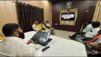 रामसनेही घाट: दरियाबाद ब्लाक प्रमुख आकाश पांडे ने वृहद पौधारोपण कार्यक्रम के संबंध में सीएम योगी आदित्यनाथ से वर्चुअली की बातचीत