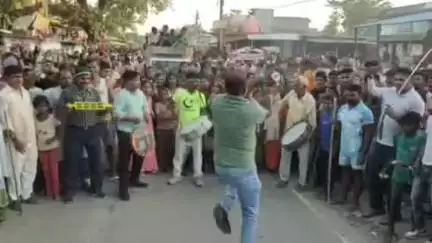 रीगा: रीगा सोनार बाजार पर मोहर्रम के जुलूस में पूर्व विधायक का तलवार भांजते वीडियो हुआ वायरल #viral