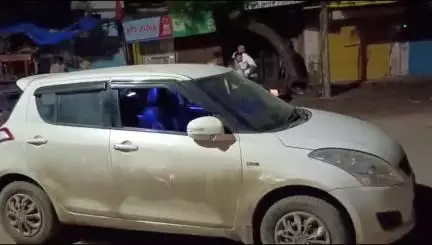 बांसवाड़ा: शहर के कस्टम चौराहे पर विवाद के बाद दो युवकों को उपचार के लिए एमजी अस्पताल लाया गया
