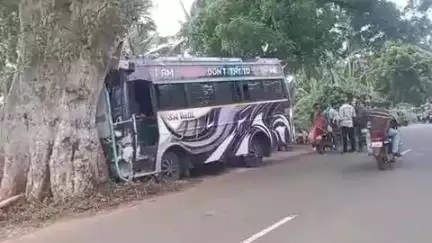 தென்காசி: குற்றால அருவிகளில்நீராடி விட்டு சென்ற வாகனம் மரத்தில் மோதி விபத்து பயணிகள் காயம்