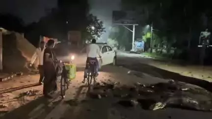 हज़ारीबाग: हजारीबाग में चलती कार के आगे गिरा सूखा पेड़, बाल-बाल बचा बड़ा हादसा
