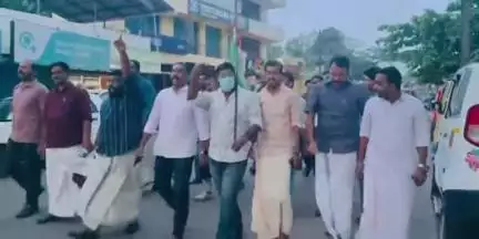 കുന്നത്തൂർ: ശാസ്താംകോട്ടയിലെ പോലീസ് ലാത്തി ചാർജ്, യൂത്ത് കോൺഗ്രസ് പതാരത്ത് പ്രതിഷേധ പ്രകടനം നടത്തി